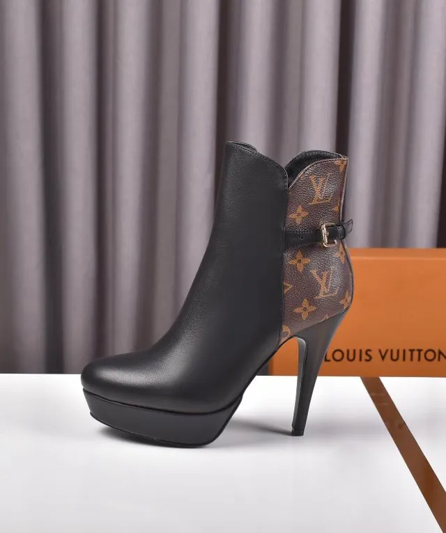 Louis Vuitton Botas de tornozelo de couro preto e monograma 9