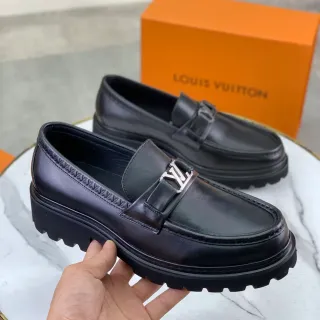 Louis Vuitton काला चमड़ा LV लोगो बकल लोफर