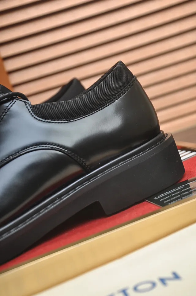 Louis Vuitton Sapatos Oxford de Couro Preto Polido com Ponta de Cap 2