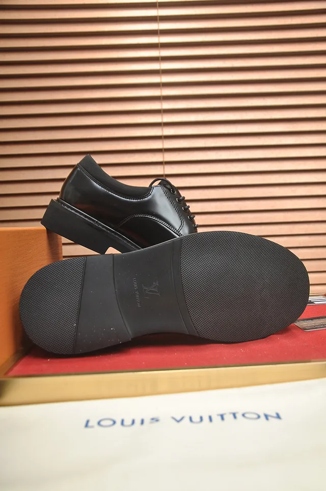 Louis Vuitton Sapatos Oxford de Couro Preto Polido com Ponta de Cap 3
