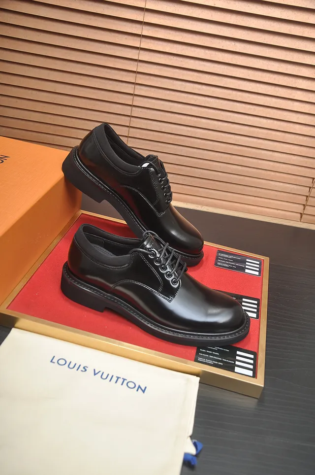 Louis Vuitton Sapatos Oxford de Couro Preto Polido com Ponta de Cap 4