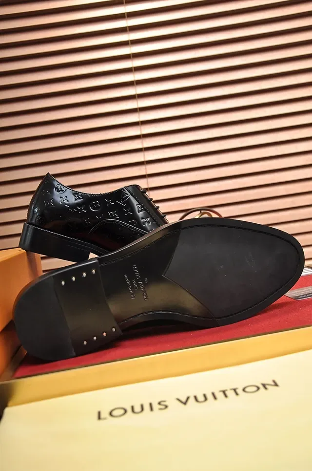 Louis Vuitton Chaussures Oxford Noir Rouge Cuir Patenté Monogramme-Embossé 3