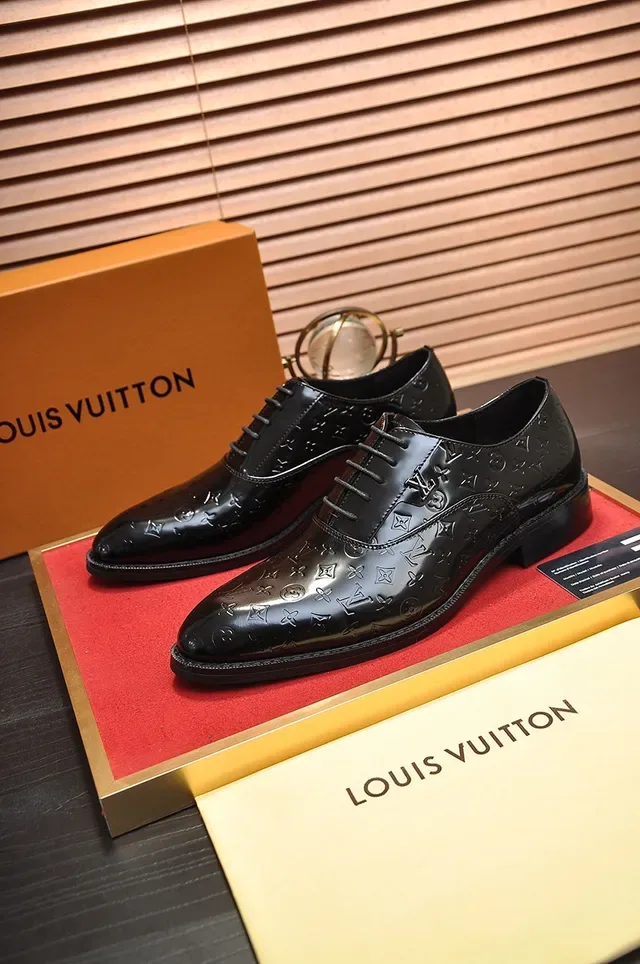 Louis Vuitton Chaussures Oxford Noir Rouge Cuir Patenté Monogramme-Embossé 4