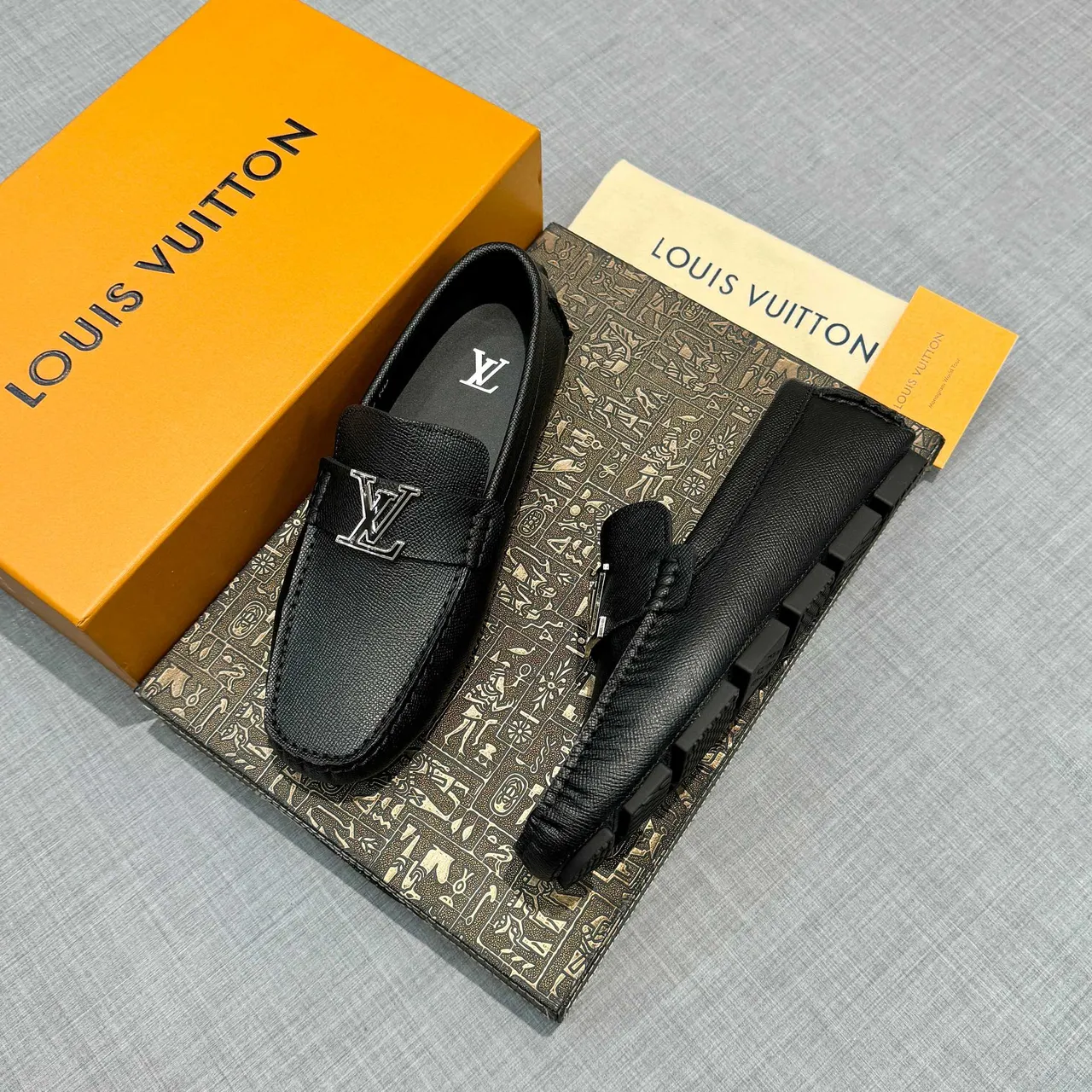 Louis Vuitton Mocassin Noir et Argent Cuir Grainé Boucle Métal LV 2