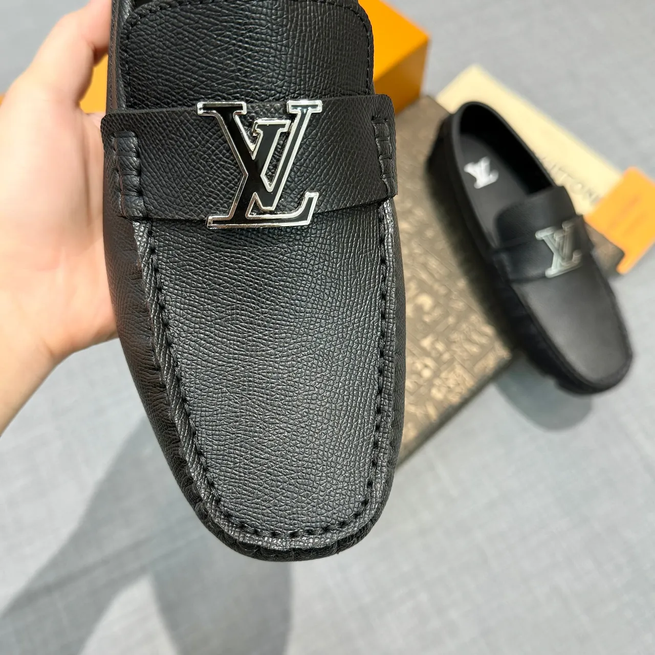 Louis Vuitton Mocassin Noir et Argent Cuir Grainé Boucle Métal LV 3
