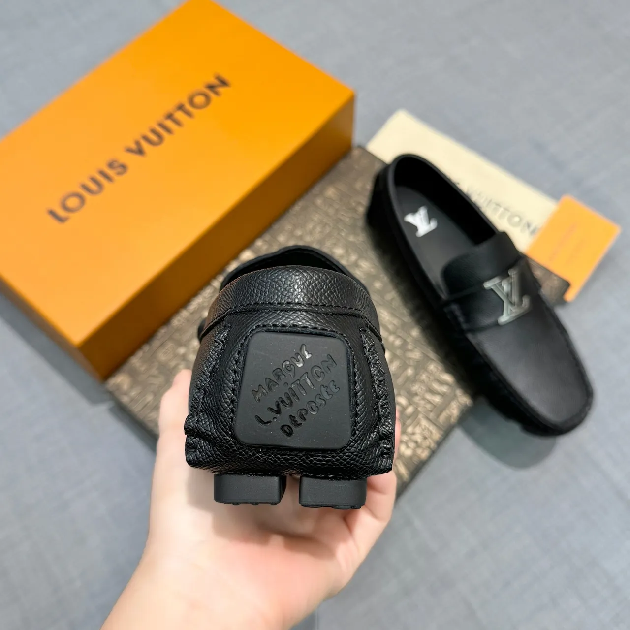 Louis Vuitton Mocassin Noir et Argent Cuir Grainé Boucle Métal LV 4