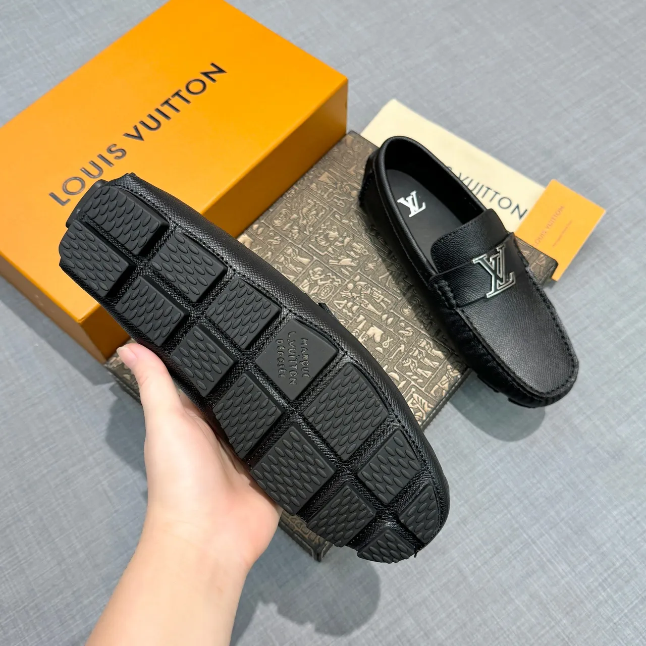 Louis Vuitton Mocassin Noir et Argent Cuir Grainé Boucle Métal LV 5