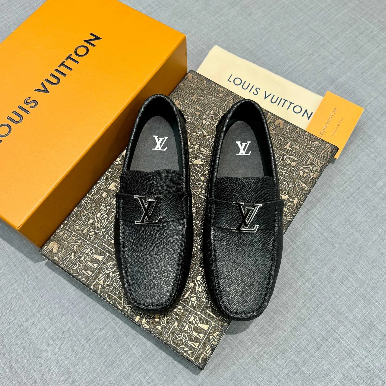 Louis Vuitton Mocassin Noir et Argent Cuir Grainé Boucle Métal LV 6