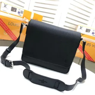 Louis Vuitton Black Structured Rectangular Silhouette Smooth Textured Leather Messenger Bag