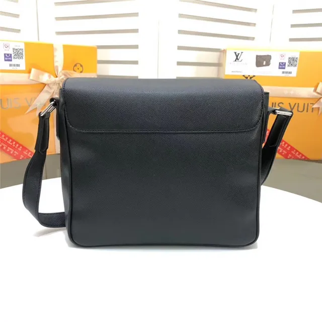 Louis Vuitton Black Structured Rectangular Silhouette Smooth Textured Leather Messenger Bag 8