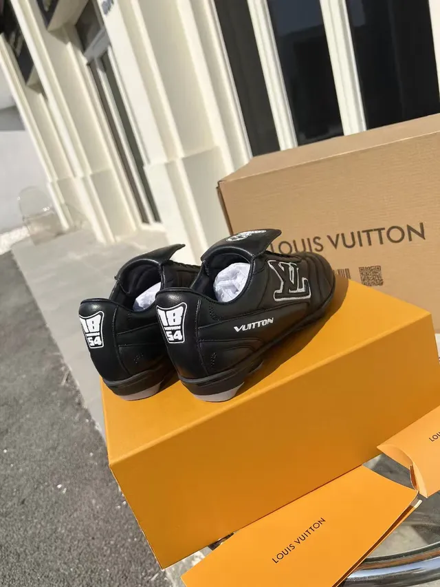 Louis Vuitton أحذية كرة القدم الداخلية السوداء والبيضاء من الجلد المطرزة بشعار LV 3