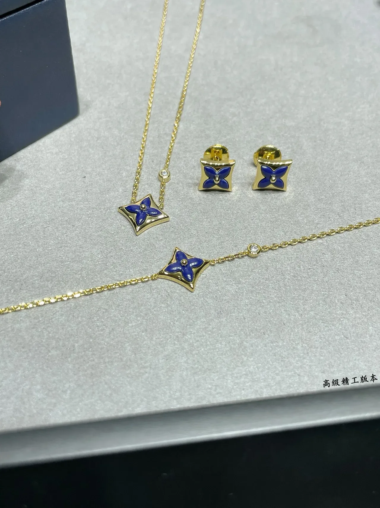 Louis Vuitton Blue Gold Quatrefoil Pendant Enamel Necklace 3