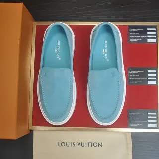 Louis Vuitton Loafer com parte superior de camurça sintética azul branco, costura contrastante