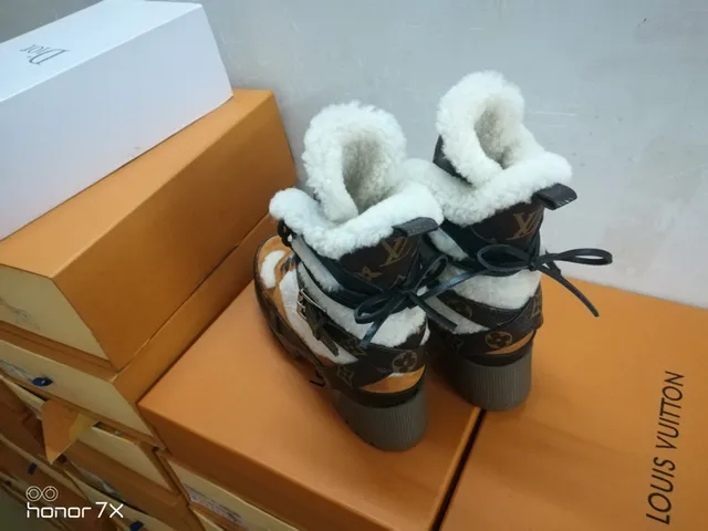 Louis Vuitton Bottes de Neige Marron Noir Monogramme Toile Forrées de Shearling 3