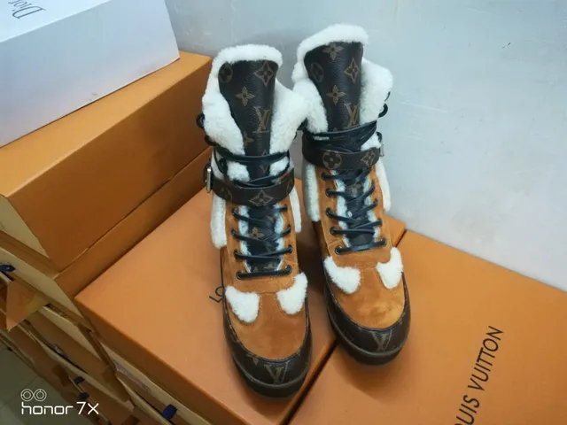 Louis Vuitton Bottes de Neige Marron Noir Monogramme Toile Forrées de Shearling 4
