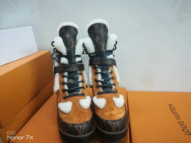 Louis Vuitton Bottes de Neige Marron Noir Monogramme Toile Forrées de Shearling 5