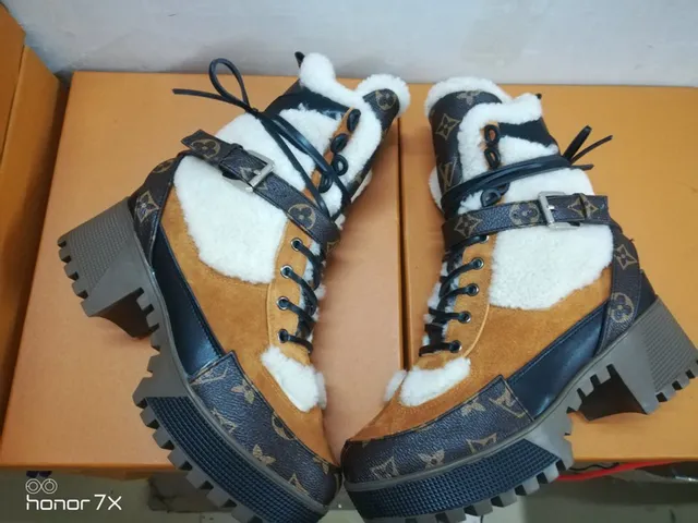 Louis Vuitton Bottes de Neige Marron Noir Monogramme Toile Forrées de Shearling 6