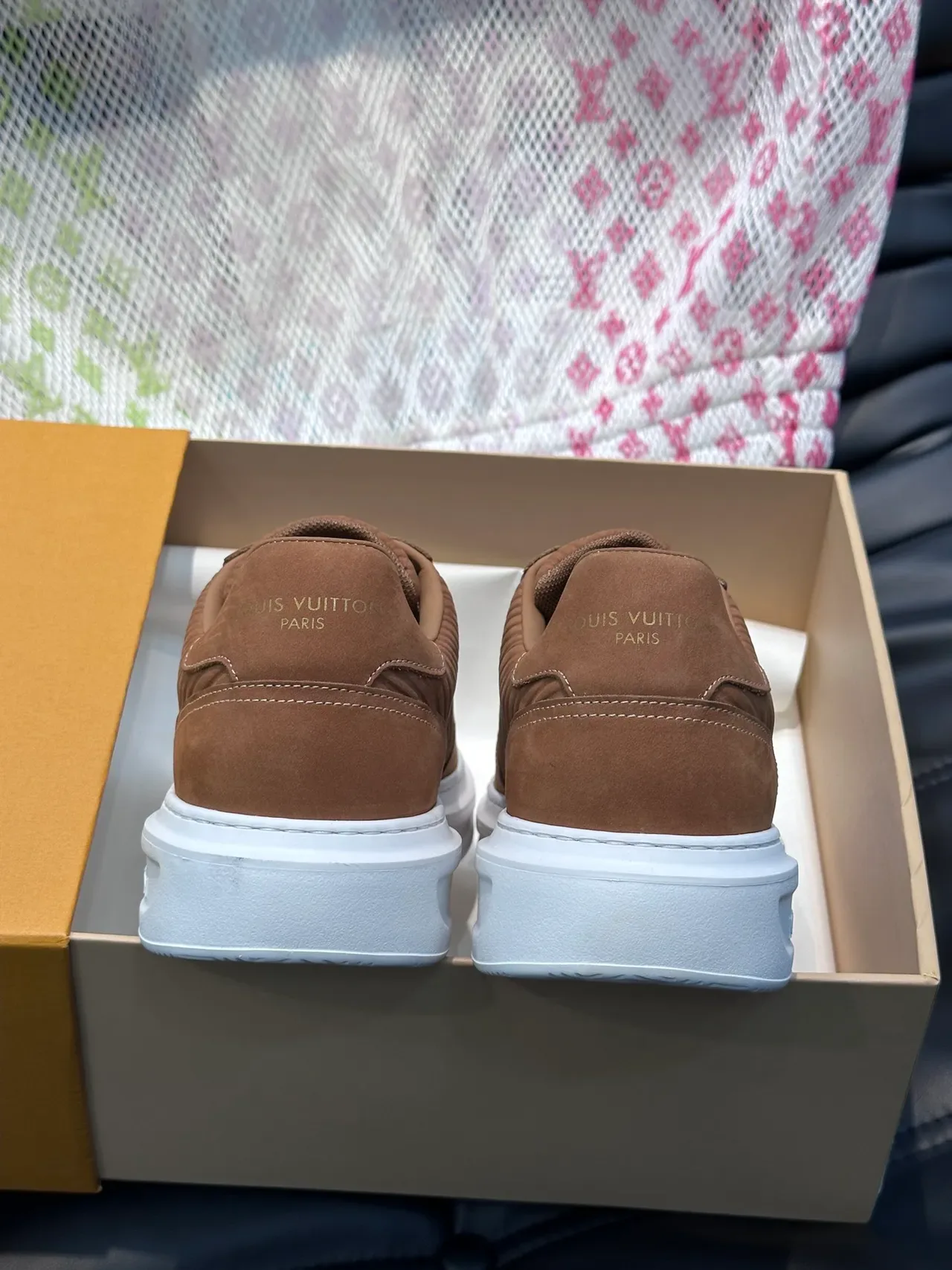 Louis Vuitton বাদামী সাদা রিবড সুড প্যানেল মনোগ্রাম টং লাইফস্টাইল স্নিকার 2
