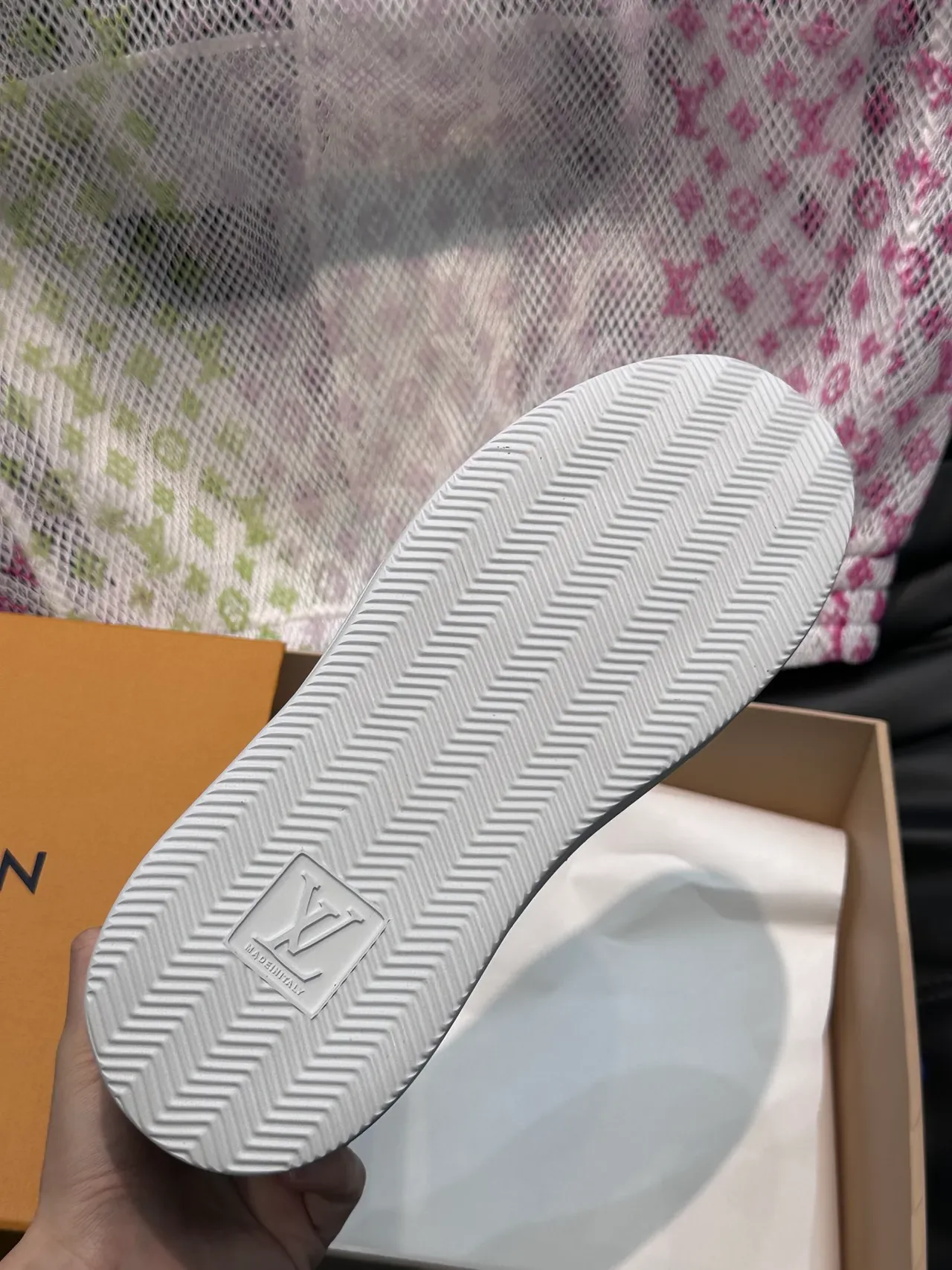 Louis Vuitton বাদামী সাদা রিবড সুড প্যানেল মনোগ্রাম টং লাইফস্টাইল স্নিকার 3