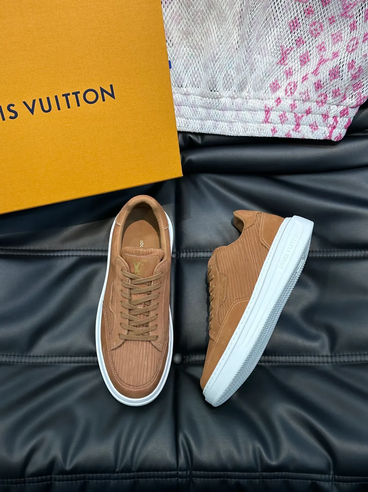 Louis Vuitton বাদামী সাদা রিবড সুড প্যানেল মনোগ্রাম টং লাইফস্টাইল স্নিকার 4