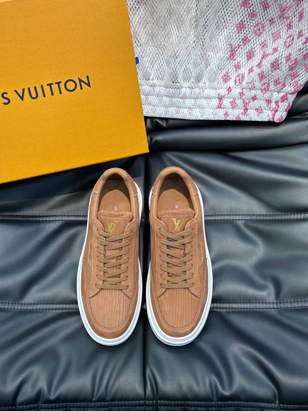 Louis Vuitton বাদামী সাদা রিবড সুড প্যানেল মনোগ্রাম টং লাইফস্টাইল স্নিকার 5