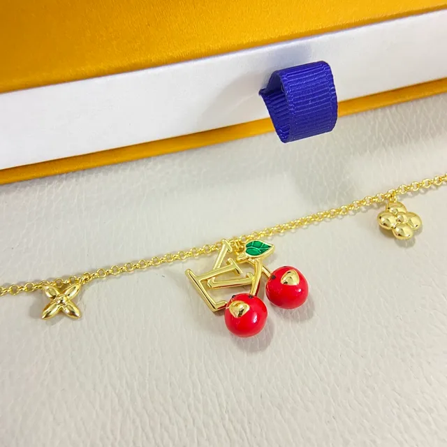 Bracelet Louis Vuitton Charme Cerise Émail Doré 5