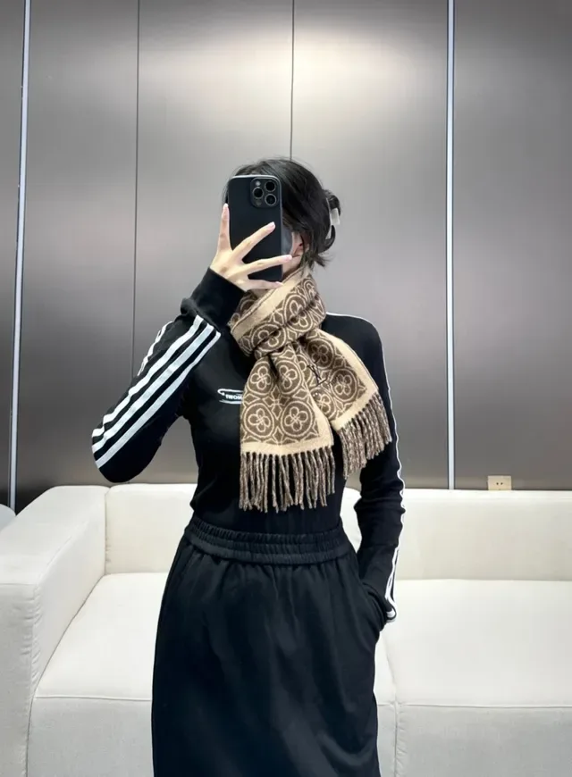 Louis Vuitton Geometric Monogram Jacquard Beige and Brown Cashmere Scarf 3
