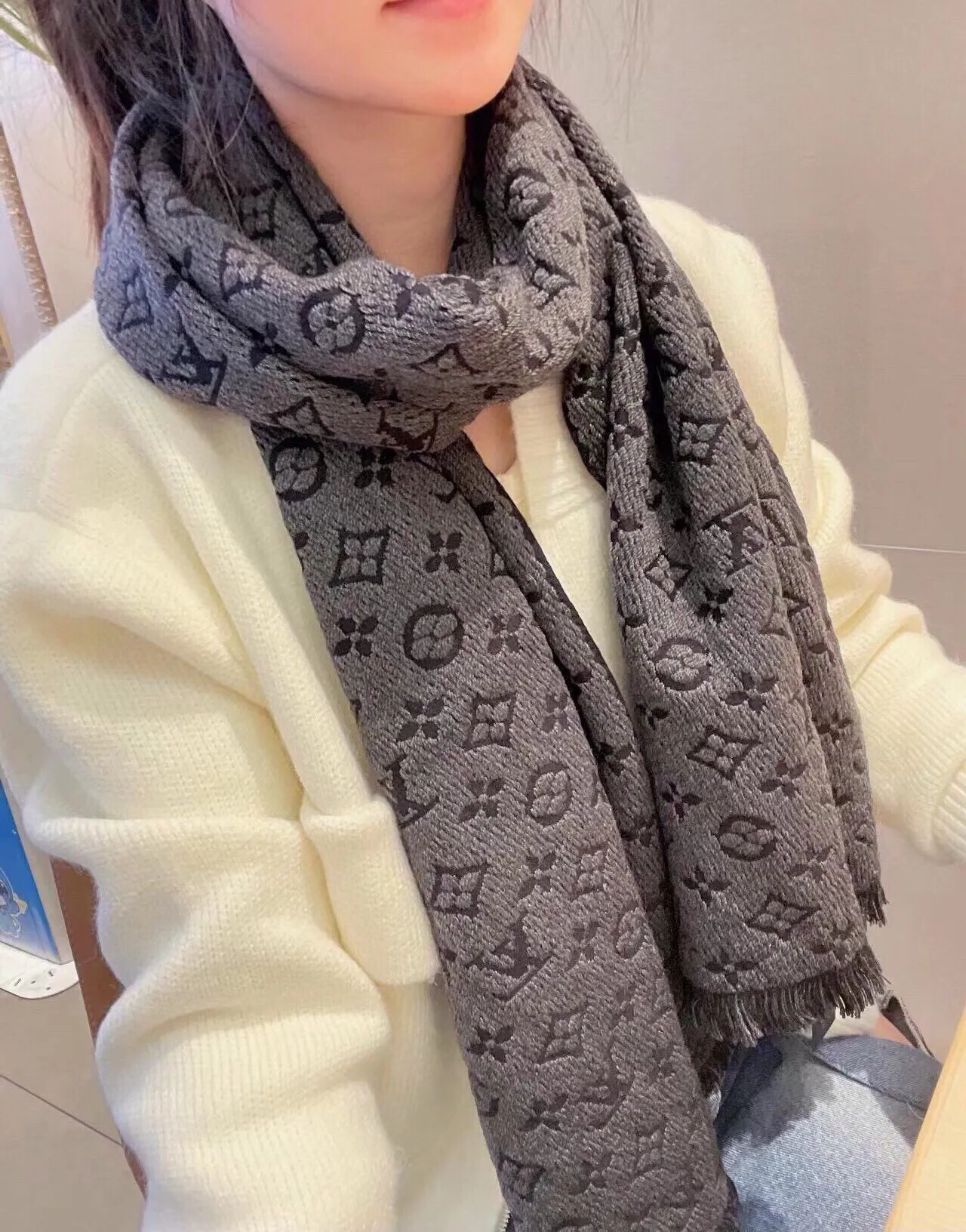 Louis Vuitton Écharpe Gris Noir Monogramme Jacquard Tonal Cachemire Foncé 2