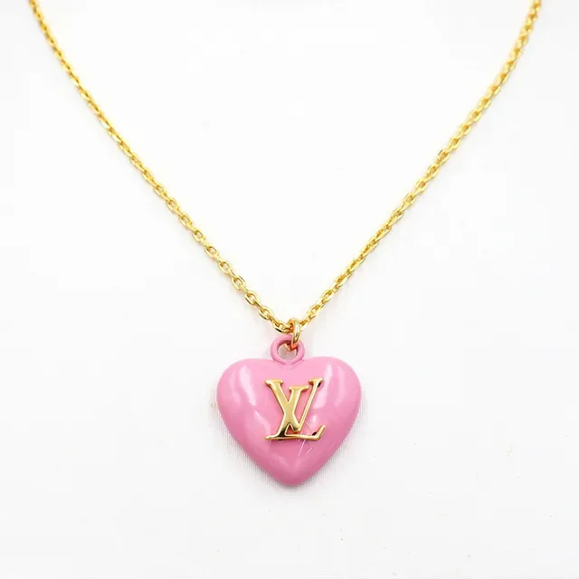 Louis Vuitton قلادة قلب مينا وردية ذهبية 6