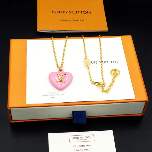 Louis Vuitton قلادة قلب مينا وردية ذهبية 11