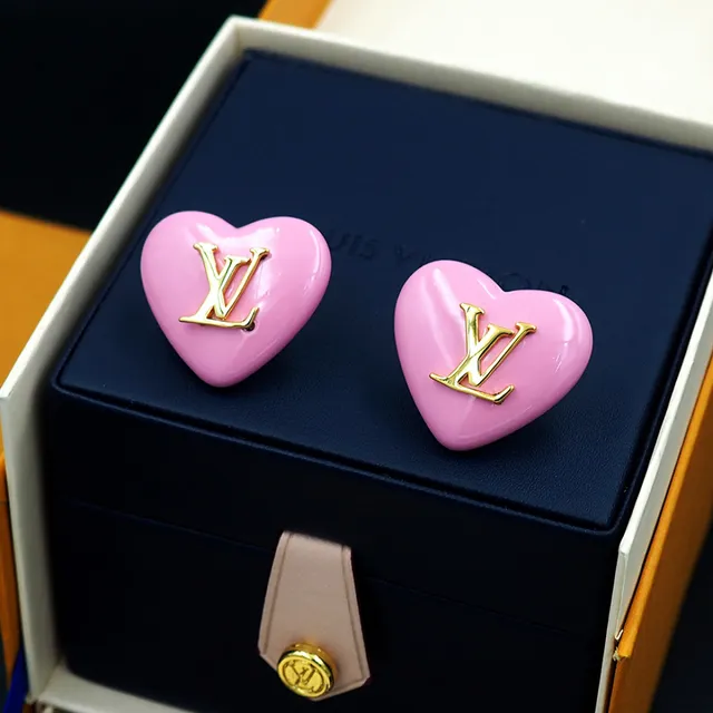 Louis Vuitton boucles d'oreilles en forme de cœur en émail rose brillant et ton doré avec monogramme LV Monogram 4