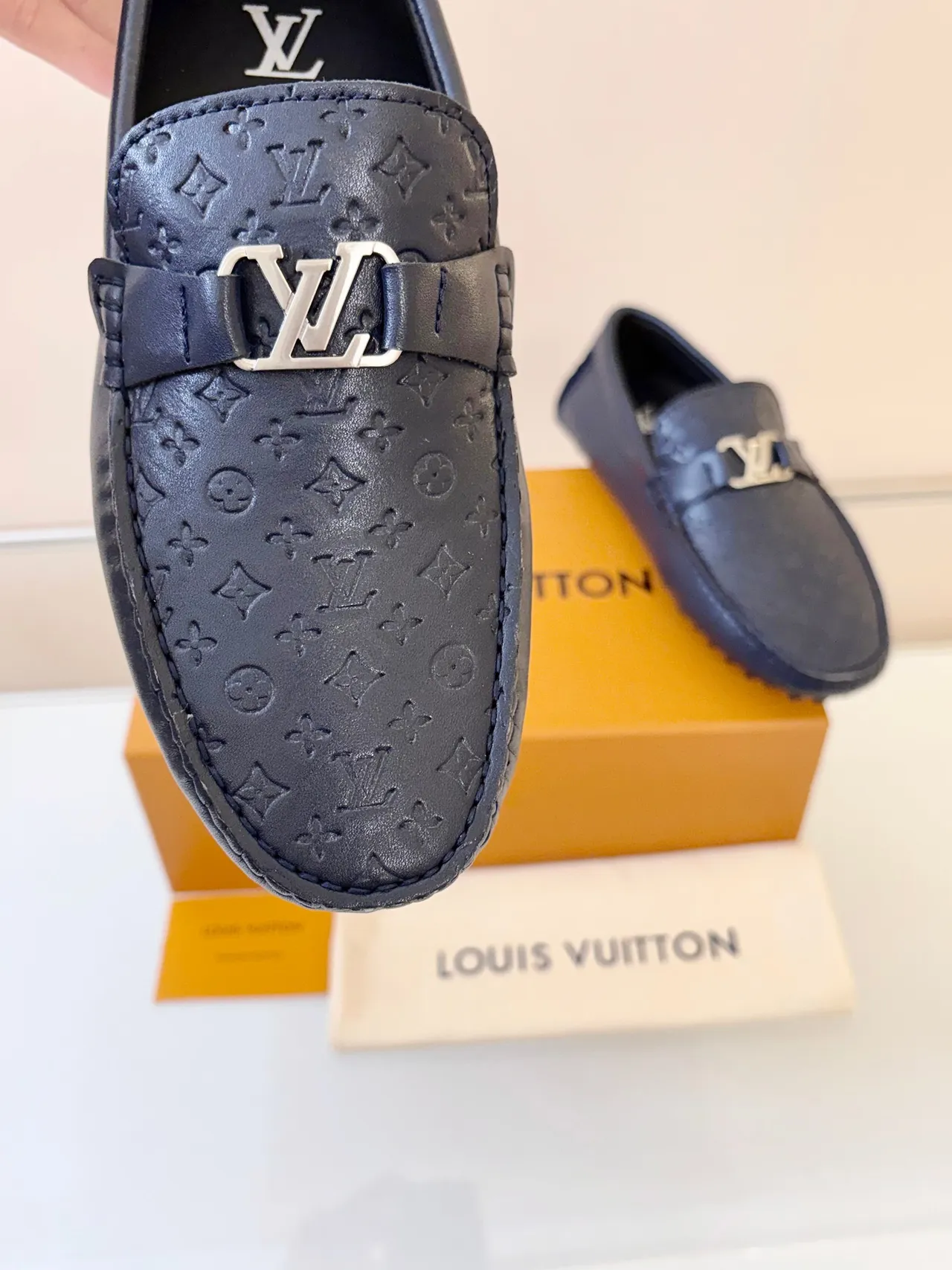 Louis Vuitton Loafer Bleu Marine Noir Monogramme Embossé Cuir Métal Boucle LV Sangle Loafer 3