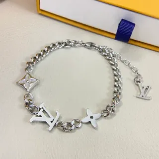 Pulseira de corrente curb em prata com charme de logotipo Louis Vuitton