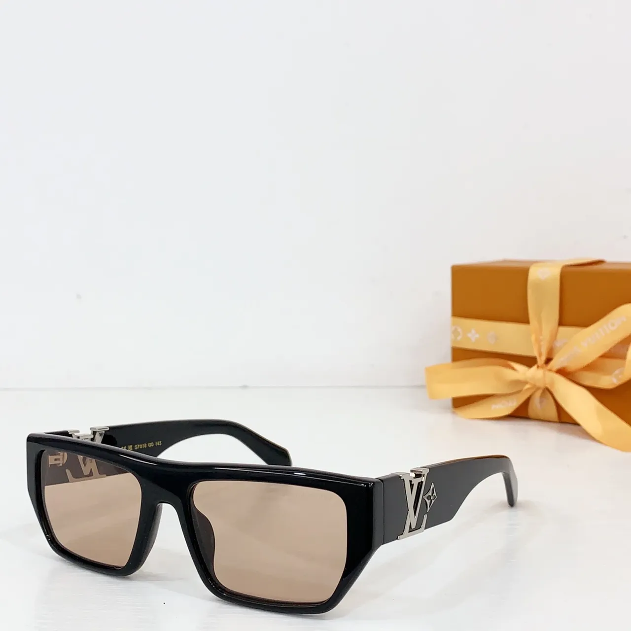 Louis Vuitton LV Fleur Bas Carré Translucide Ambre Lunettes de soleil 3