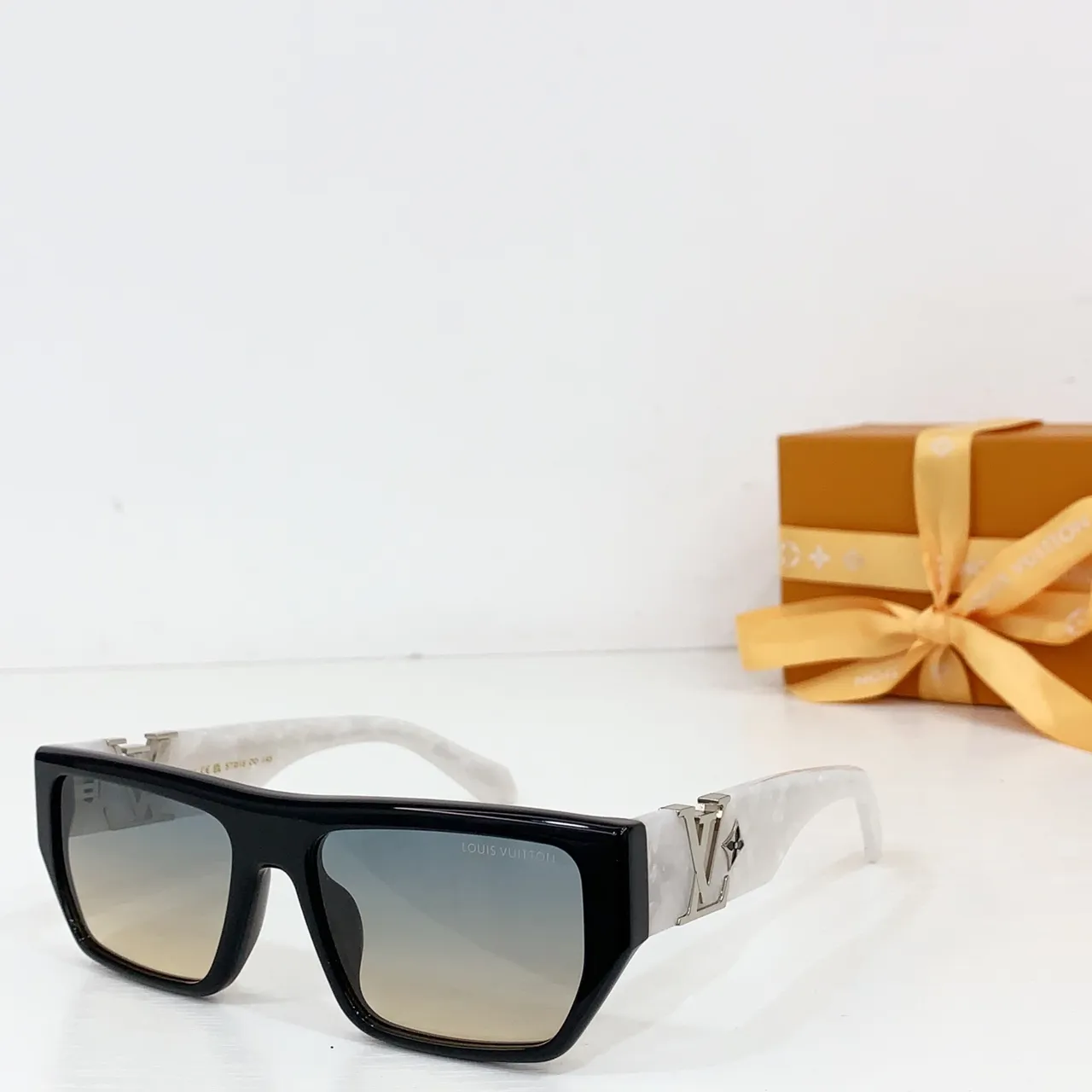 Louis Vuitton LV Fleur Bas Carré Translucide Ambre Lunettes de soleil 4
