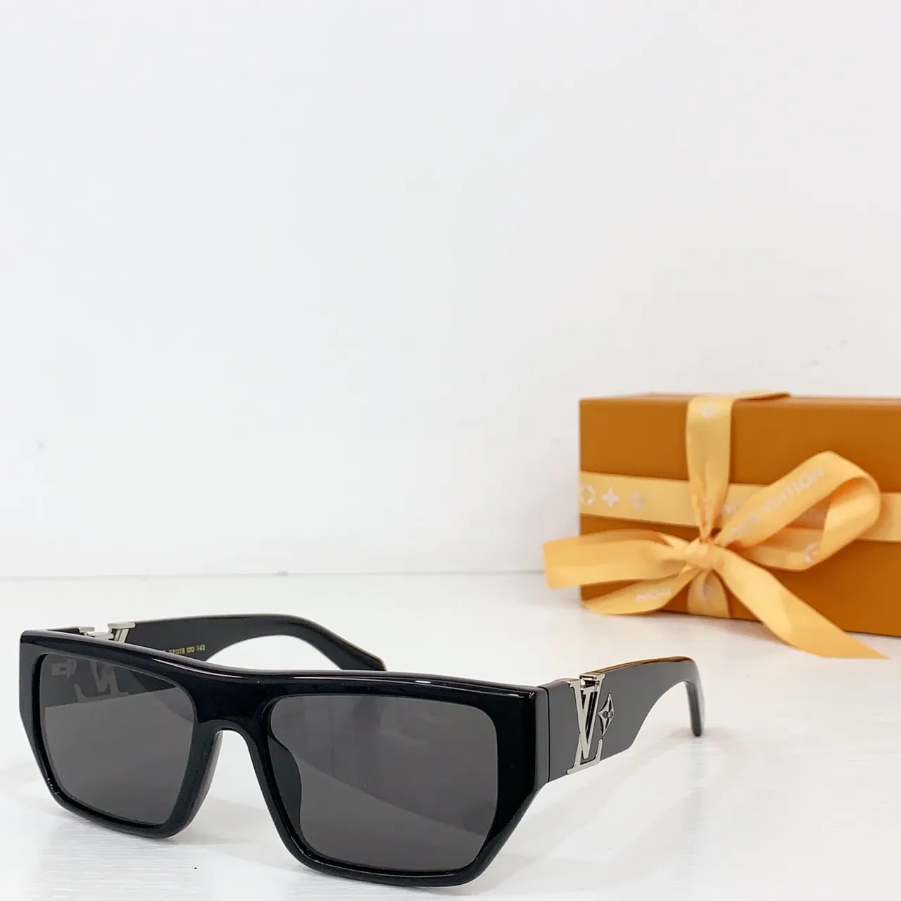 Louis Vuitton LV Fleur Bas Carré Translucide Ambre Lunettes de soleil 6