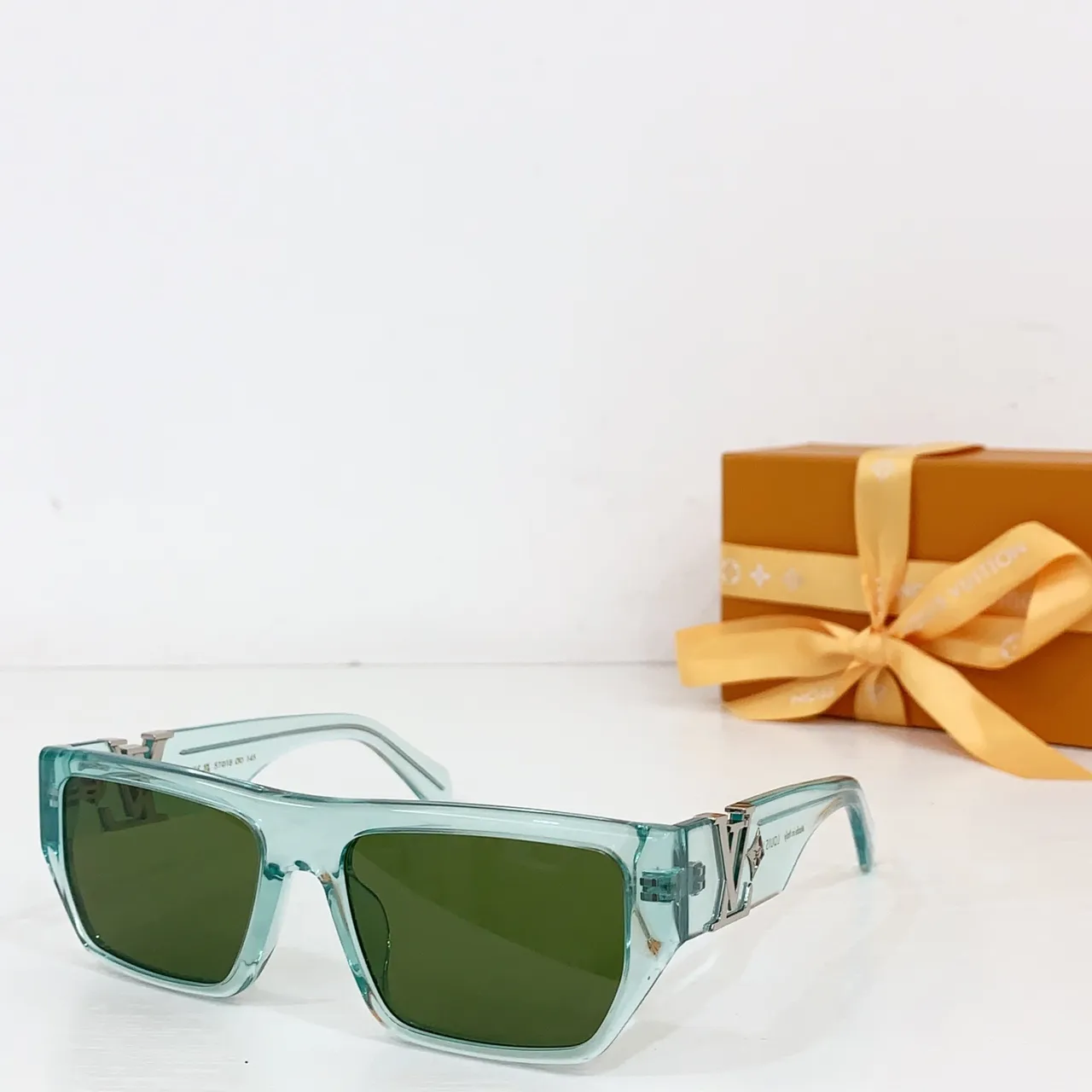 Louis Vuitton LV Fleur Bas Carré Translucide Ambre Lunettes de soleil 7