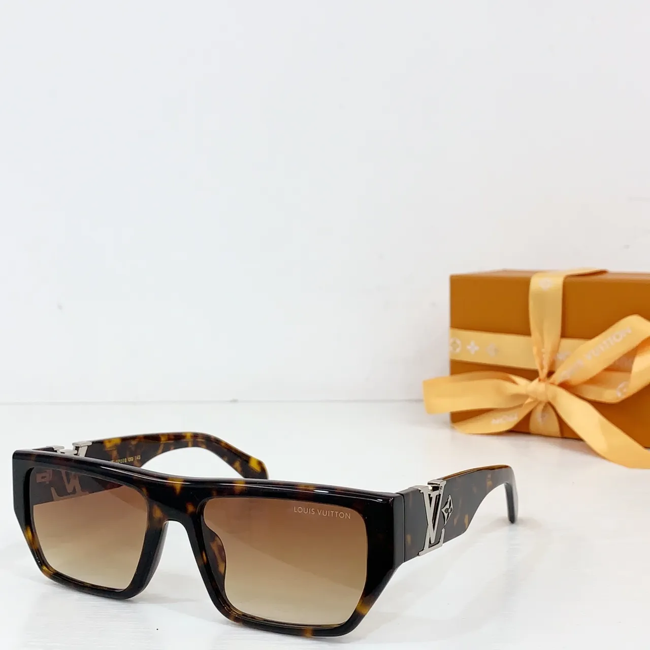 Louis Vuitton LV Fleur Bas Carré Translucide Ambre Lunettes de soleil 8