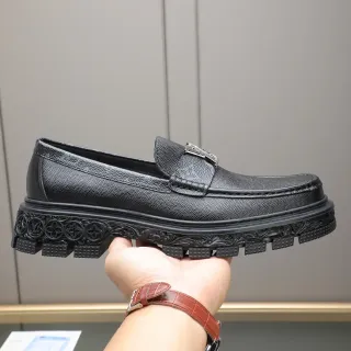 लुई विटन LV Trail Loafer काला पेबल्ड लेदर मोनोग्राम्ड ट्रेड सोल लोअफर