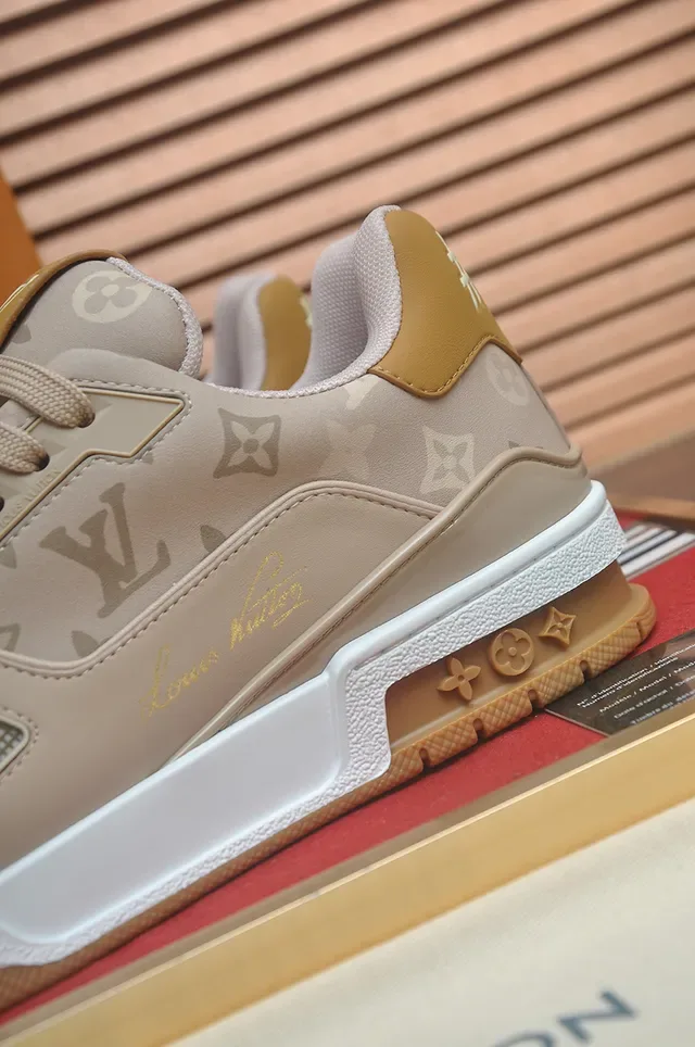 Louis Vuitton LV Trainer বেইজ সোনালি মোনোগ্রাম-প্রিন্ট উপরের লেয়ার্ড মিডসোল লাইফস্টাইল স্নিকার্স 2