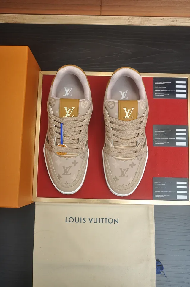 Louis Vuitton LV Trainer বেইজ সোনালি মোনোগ্রাম-প্রিন্ট উপরের লেয়ার্ড মিডসোল লাইফস্টাইল স্নিকার্স 5
