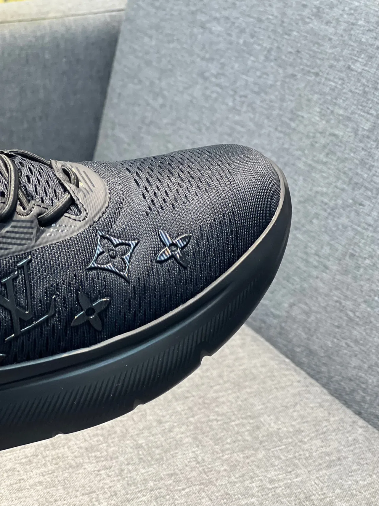 Louis Vuitton LV Trainer Chaussures lifestyle noires à monogramme tricoté supérieur et contrefort matelassé 2