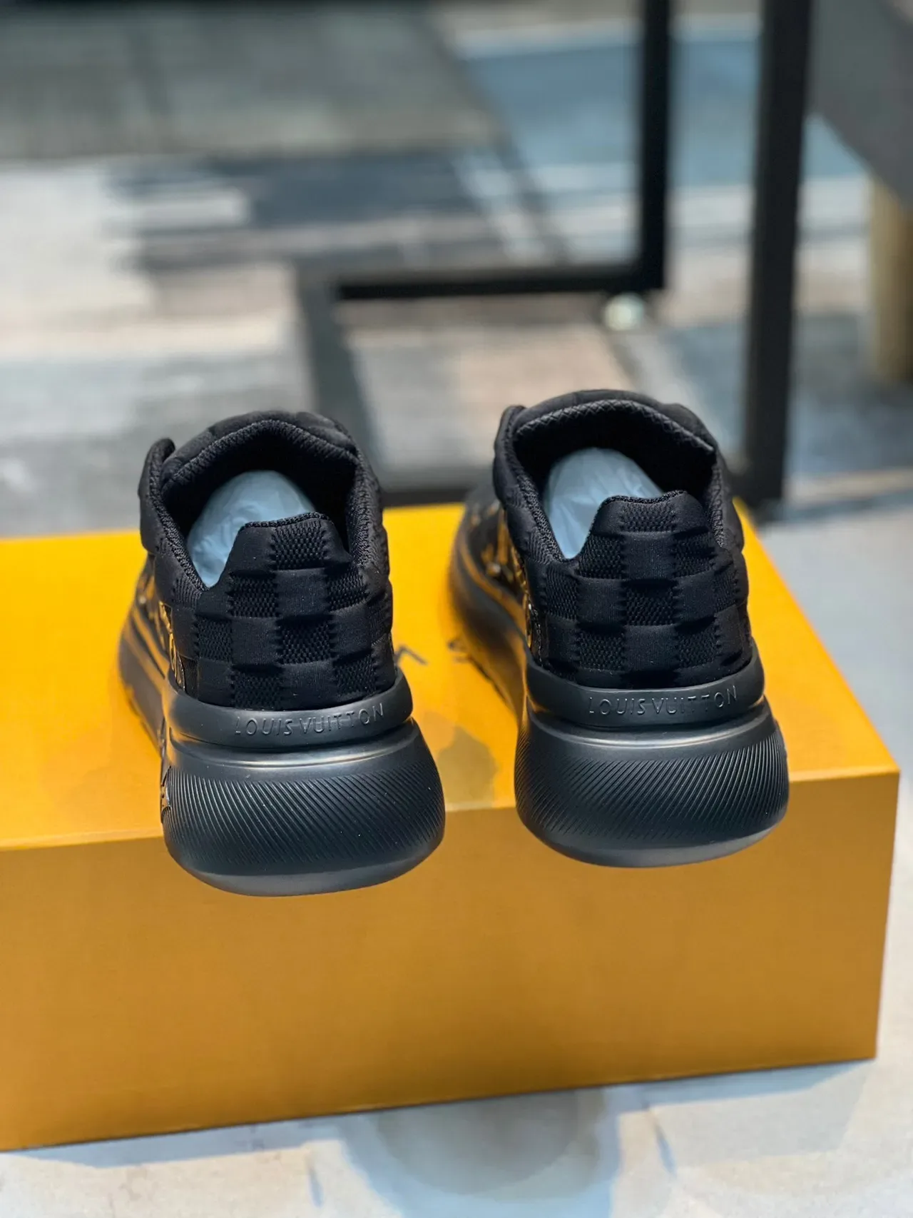 Louis Vuitton LV Trainer Chaussures lifestyle noires à monogramme tricoté supérieur et contrefort matelassé 3