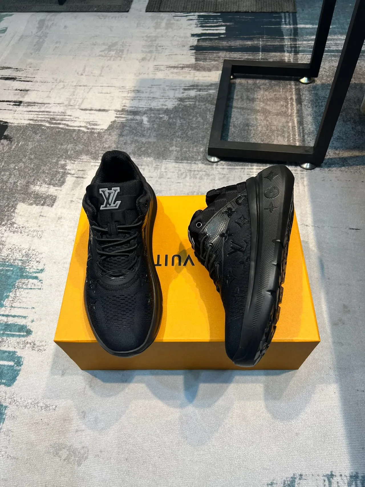 Louis Vuitton LV Trainer Chaussures lifestyle noires à monogramme tricoté supérieur et contrefort matelassé 4