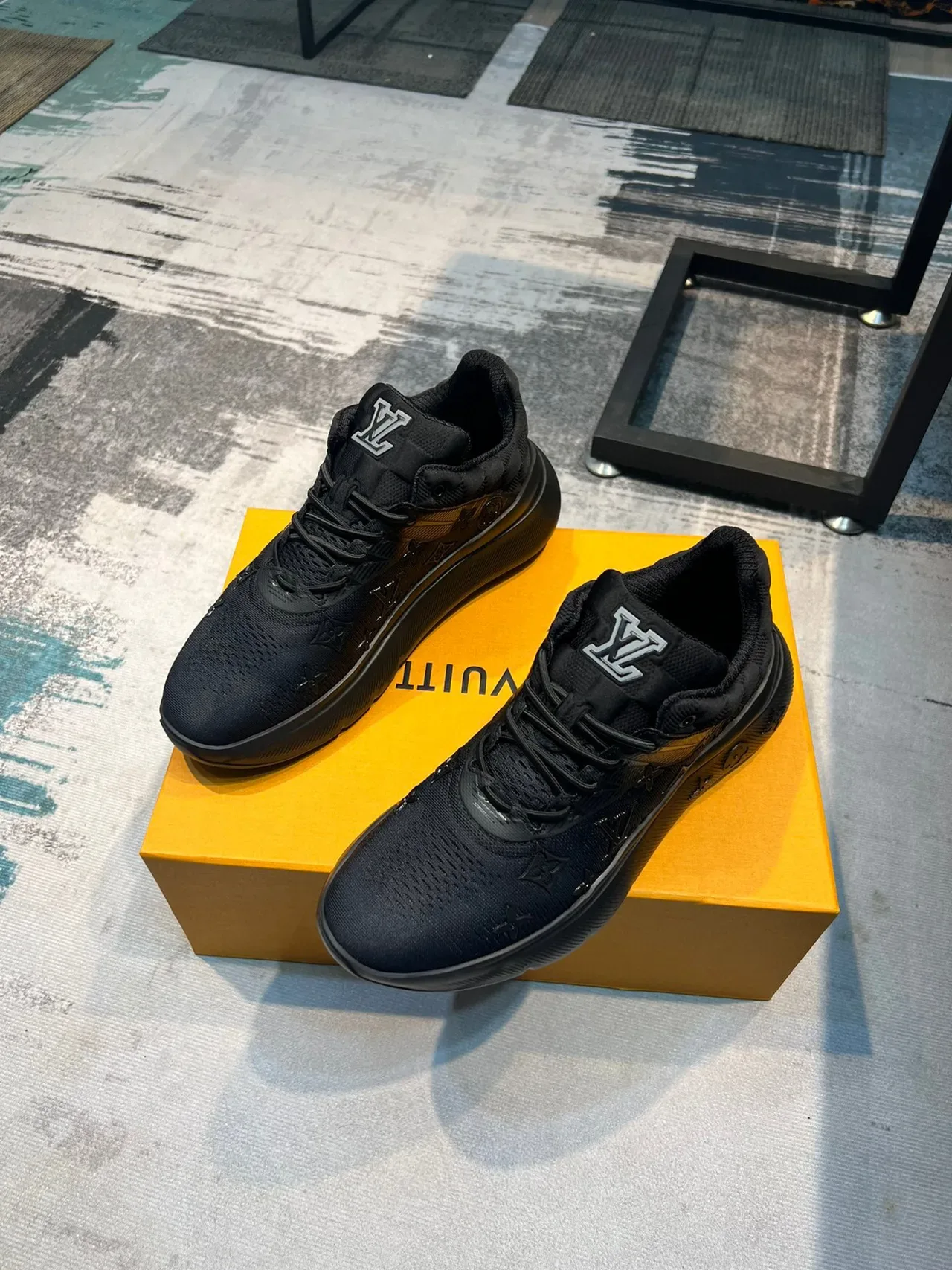 Louis Vuitton LV Trainer Chaussures lifestyle noires à monogramme tricoté supérieur et contrefort matelassé 5
