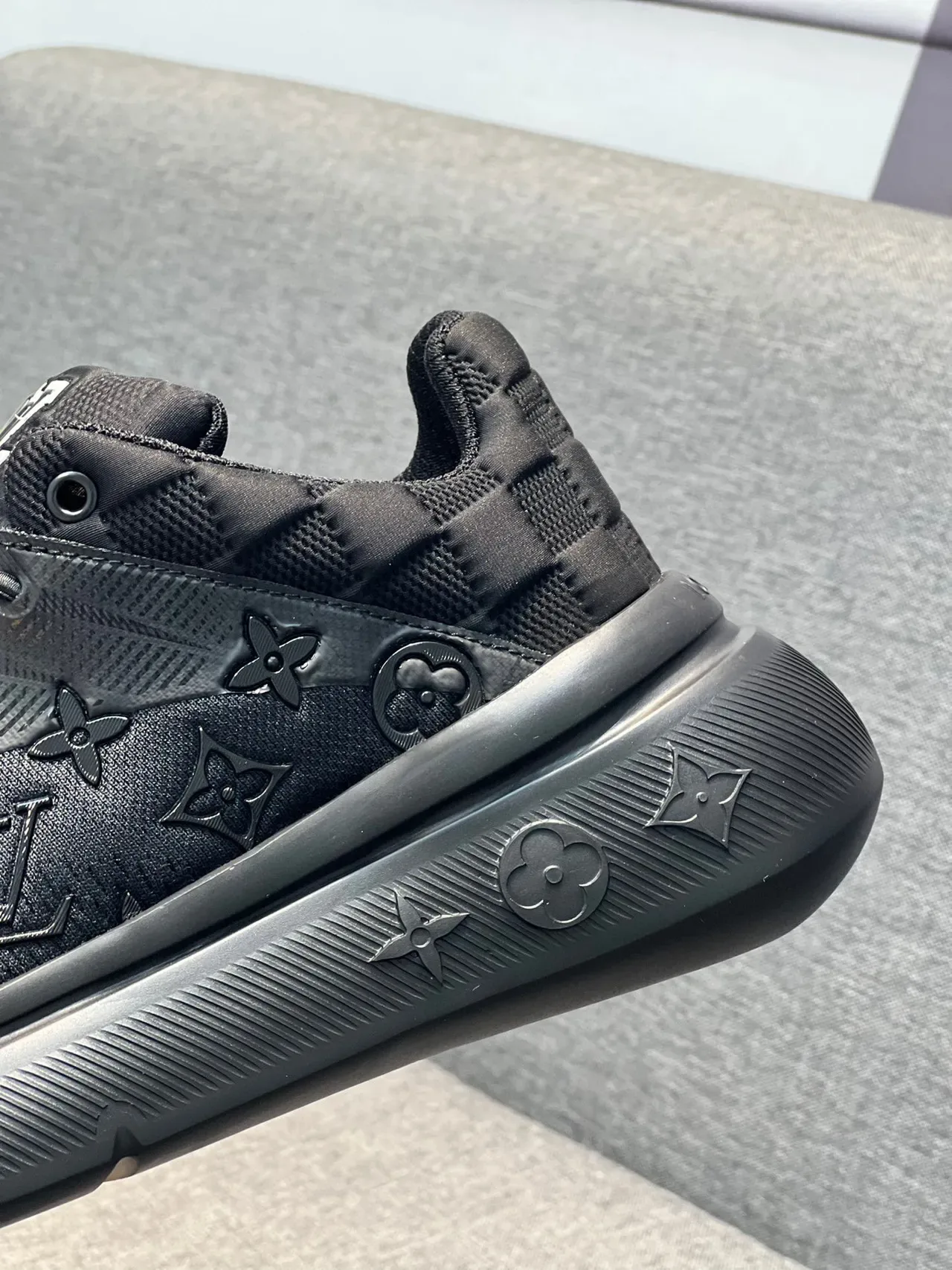 Louis Vuitton LV Trainer Chaussures lifestyle noires à monogramme tricoté supérieur et contrefort matelassé 7