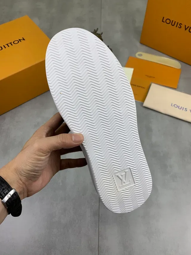Louis Vuitton LV Trainer কালো ও সাদা লো-টপ চামড়া এবং টেক্সচার্ড প্যানেল উপর লাইফস্টাইল স্নিকার 3