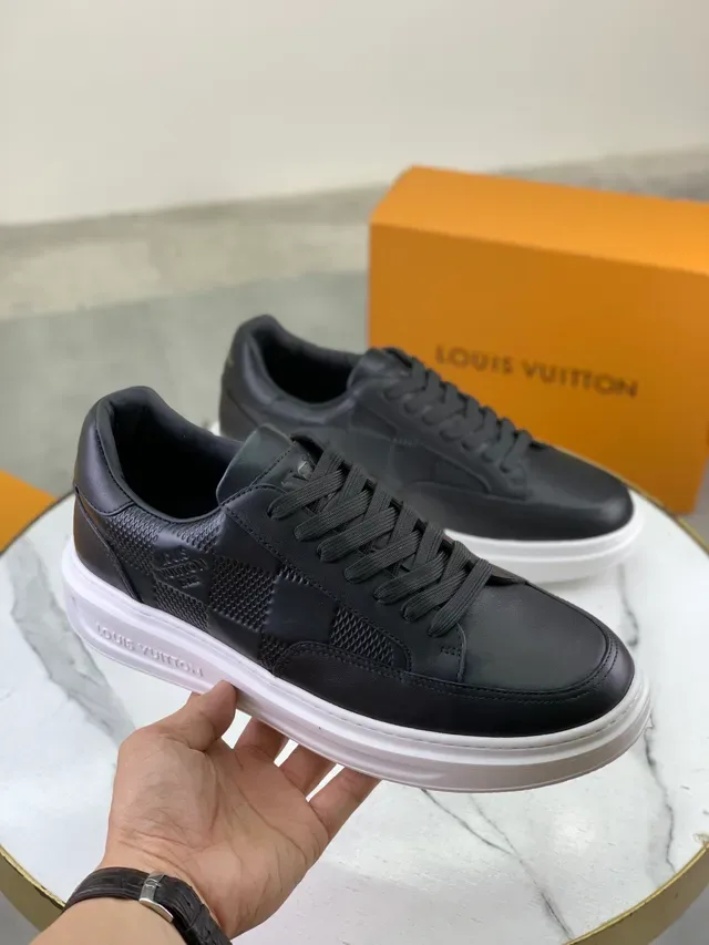 Louis Vuitton LV Trainer কালো ও সাদা লো-টপ চামড়া এবং টেক্সচার্ড প্যানেল উপর লাইফস্টাইল স্নিকার 4