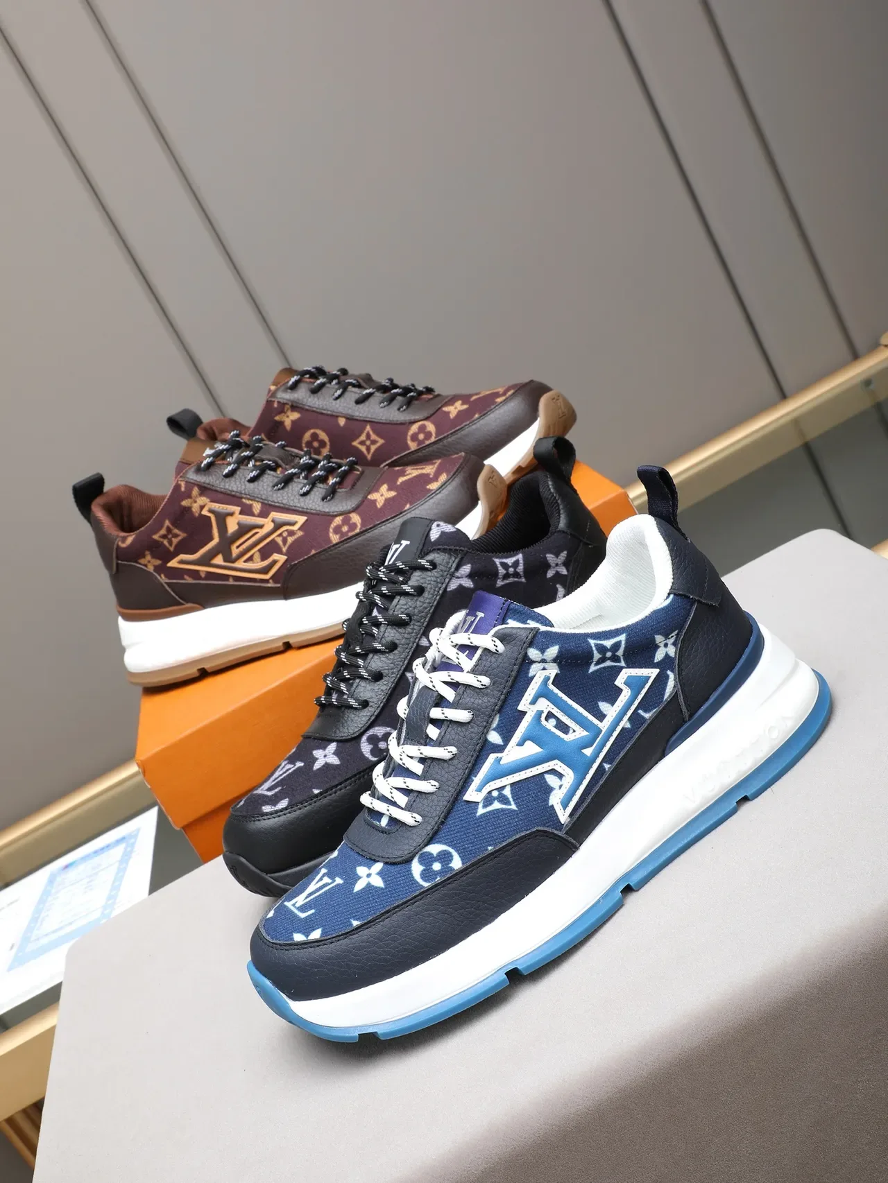 Louis Vuitton LV Trainer أسود أبيض مونوغرام كانفاس جلد منقوش لوقو أحذية رياضية أسلوب حياة 2