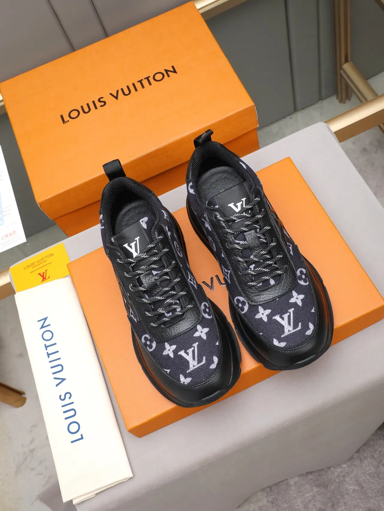 Louis Vuitton LV Trainer أسود أبيض مونوغرام كانفاس جلد منقوش لوقو أحذية رياضية أسلوب حياة 3